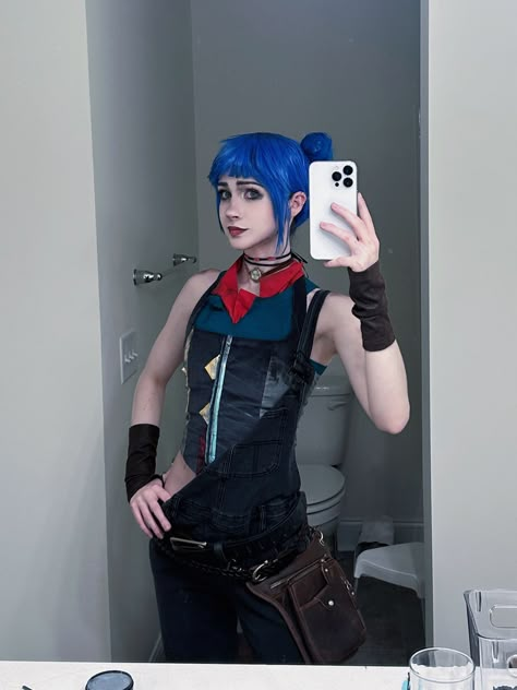 Powder Cosplay Arcane, Powder Arcane Cosplay, Halloween Costume Blue Hair, Arcane Jinx Cosplay, Arcane Aesthetic Outfits, Arcane Halloween Costume, Jinx Cosplay Arcane, Arcane Outfits, Powder Cosplay