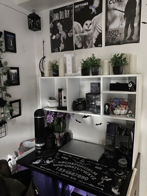 dorm college desk gothic Punk Office Decor, Goth Computer Desk, Room Inspo Gaming, Clean Room Aesthetic Black, Gamer House Decor, College Dorm Room Ideas Goth, Organized Aesthetic Room, Desk Setup Aesthetic Dark, Goth Office Ideas