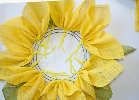 Sunflower Wreath Diy, Sunflower Burlap Wreaths, Couronne Diy, Burlap Wreath Tutorial, Burlap Flower Wreaths, Burlap Wreath Diy, Mesh Wreath Tutorial, Burlap Projects, Burlap Flower