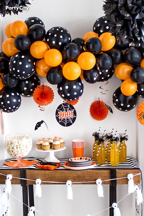 Balloons, plates, cups and all the other essentials to make your Halloween party the most spooktacular one ever. Shop Party City for all the creepiest and fun Halloween decor. Snack Halloween, Pelottava Halloween, Scary Halloween Food, Dulces Halloween, Halloween Bash, Fun Halloween Decor, Birthday Halloween Party, Halloween Snacks, Halloween Food For Party