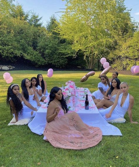 Birthday Dinner Outfit, Picnic Birthday Party, Girls Brunch, Birthday Picnic, Birthday Goals, 21st Birthday Photoshoot, Picnic Birthday, Cute Birthday Outfits, 24th Birthday