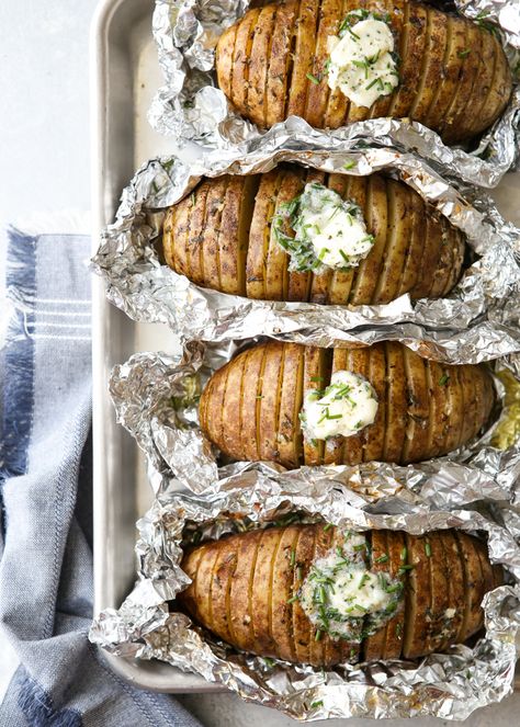 Chive Butter, Vegetarian Barbecue, Hasselback Potatoes, Grilled Dinner, Grilled Potatoes, Summer Grilling Recipes, Grilling Season, Baked Potatoes, Barbecue Recipes