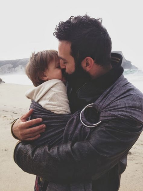 20 photos showing that there’s no more heart-warming sight than a man with his children Papa Baby, Foto Baby, Jolie Photo, Family Goals, Dark Knight, Future Baby, Baby Fever, Family Love, Baby Wearing