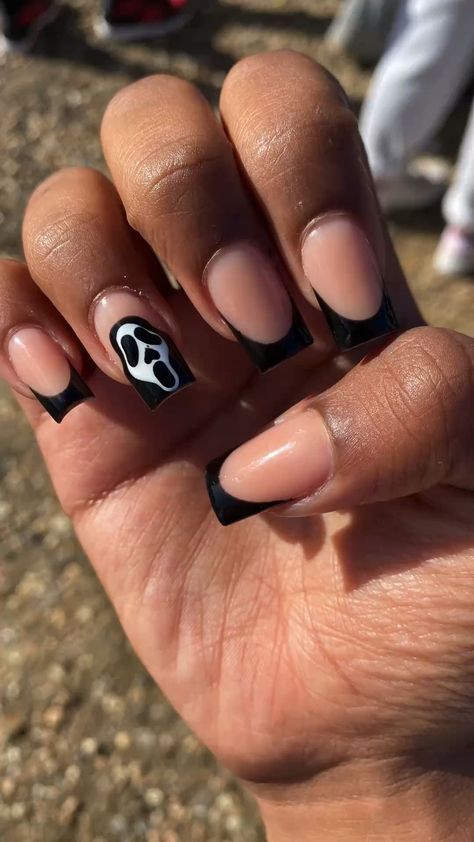 Halloween Acrylic Short Nails, Cute Nail Ideas Halloween, French Tip Scream Nails, Cute Nail Designs For Halloween, Short Nail Art Designs Halloween, Simple Nail Designs Short Nails Halloween, Nails Inspo Simple Design, Aesthetic Spooky Nails, Halloween Nails Scream Face