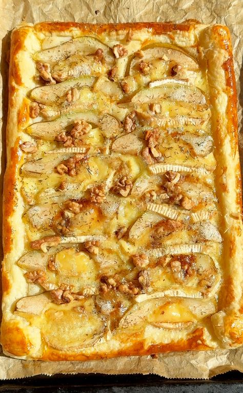 Brie and Pear Puff Pastry Tart Pear Brie Puff Pastry, Pear Puff Pastry, Brie And Pear, Pear And Brie, Brie Tart, Pear Brie, Easy Tart Recipes, Squash Fritters, Brie Puff Pastry