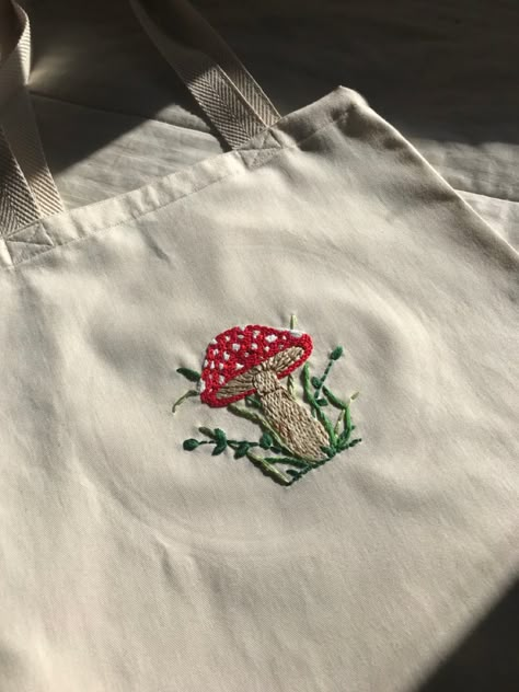 Embroided Bags, Tote Bag Embroidery Ideas, Diy Tote Bag Design, Bag Embroidery, Diy Embroidery Designs, Canvas Cosmetic Bag, Embroidered Tote, Embroidery Bags, Diy Tote Bag