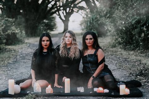 3 Best Friend Halloween Photoshoot, Earl Had To Die Photoshoot, Girlfriends Photography, Coven Photoshoot, Witchy Shoot, Witch Shoot, Photoshoot Best Friends, Spooky Photography, Goth Photoshoot