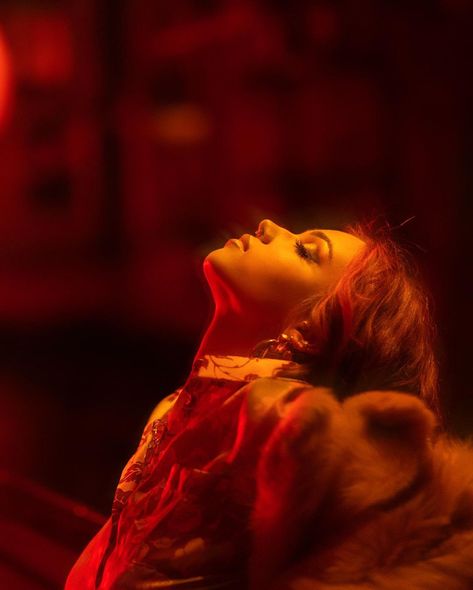 Orange Lighting, Night Portrait, Studio Photography Poses, Dreamy Photography, Creative Photoshoot Ideas, Glam Photoshoot, Photoshoot Concept, Cinematic Photography, Red Aesthetic