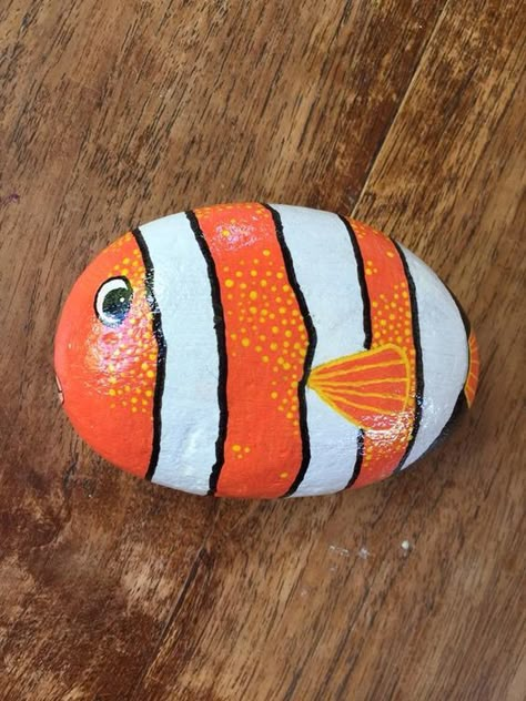 80+ Simple Rock Painting ideas for garden - Hike n Dip Clown Fish Rock Painting, Paint Fish On Rocks, Fish Stone Painting, Fish Painted Rocks Ideas, Fish Painted On Rocks, Easy Pebble Painting, Rock Painting Fish Ideas, Painted Rocks Fish, Painted Fish Rocks