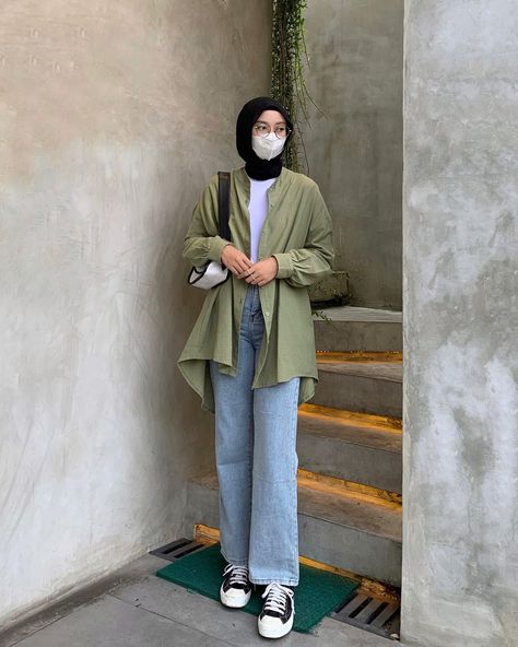 Retro Style Hijab 90s, Style Hijab Casual Simple, Ootd Oversize, Ootd Ngampus, Denim Vest Outfit, Outfit Campus, Outfit Hijab Casual, Rok Outfit, Hijab Style Casual