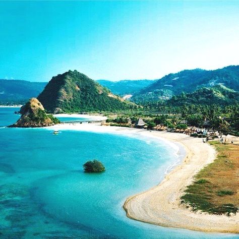 Seger Beach, Lombok Island, Indonesia Bali Tourist, Beach Holiday Destinations, Lombok Island, Bali Lombok, Beach Honeymoon, Amazing Places On Earth, All About, Baymax, Bali Travel