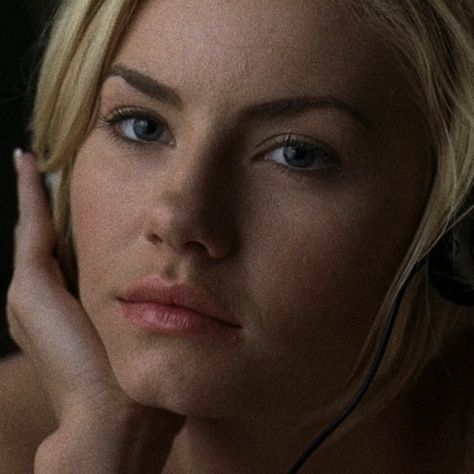 Elisha Cuthbert Girl Next Door, Elisha Cuthbert 2004, Elisa Cuthbert, The Girl Next Door 2004, 80s Pictures, Chyler Leigh, Elisha Cuthbert, The Girl Next Door, Claire Danes