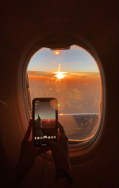 Flight Window Pics, Photo Avion, Exposure Therapy, Airport Aesthetic, Dubai Aesthetic, Travel Picture Ideas, Toronto Travel, Airplane Window, Airport Travel