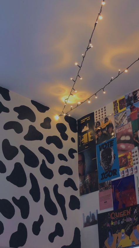 cow print wall, room ideas Zimmer Diy, Chill Room, Bedroom Decor For Couples, Retro Room, Indie Room Decor, Deco Retro, Grunge Room, Room Deco, Indie Room