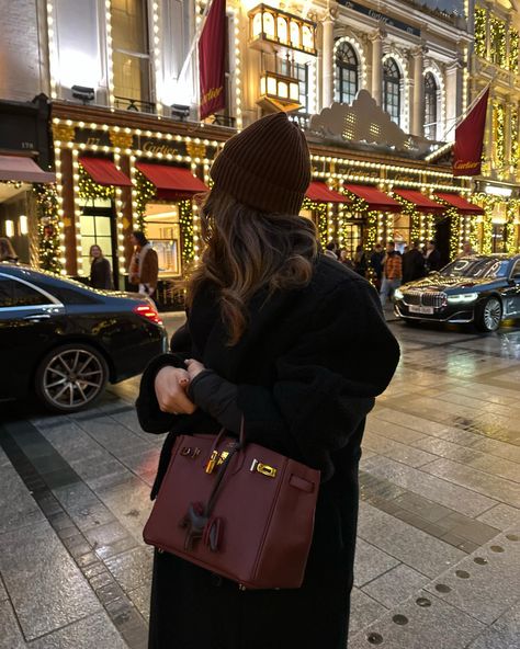 Paris Trip Outfits, Designer Bags Black, Expensive Wedding, Birkin Mom, Burgundy Outfit, London Look, Trip Outfits, Women's Bags By Style, Brown Highlights