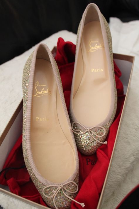 please....Christian Louboutin Sonietta Glitter Flat Shopping For Christmas, Rose Gold Accessories, Gold Ballet Flats, Glitter Flats, Shades Of Gold, Gorgeous Shoes, Gold Accessories, Chanel Ballet Flats, Salvatore Ferragamo Flats