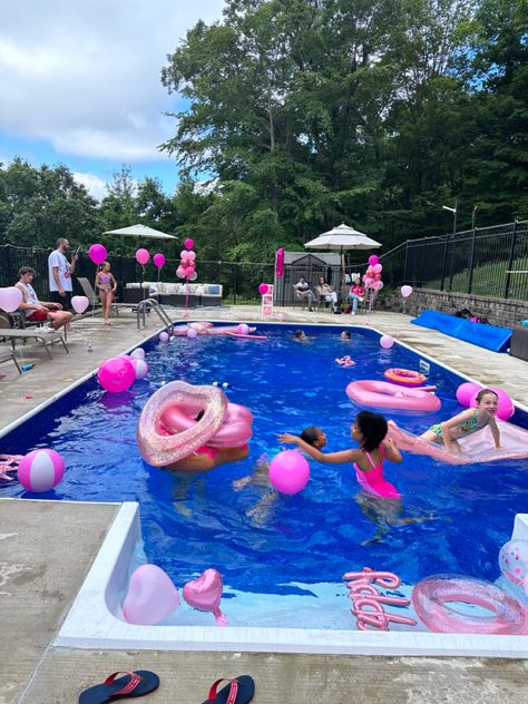 Pink Out Pool Party, Pink Pool Birthday Party Ideas, Pool Party Ideas Pink, Barbie Swimming Party, Pink Pool Decor, Simple Pool Party Ideas, 13th Pool Party Ideas, Pink Birthday Pool Party, Pool Party 13th Birthday