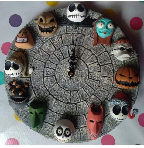 Tim Burton Sculpture, Ceramic Clock Ideas, Disc Art, Christmas Hand Painted, Polymer Clay Halloween, Halloween Clay, Sculpture Art Clay, Nightmare Before Christmas Halloween, Christmas Clay