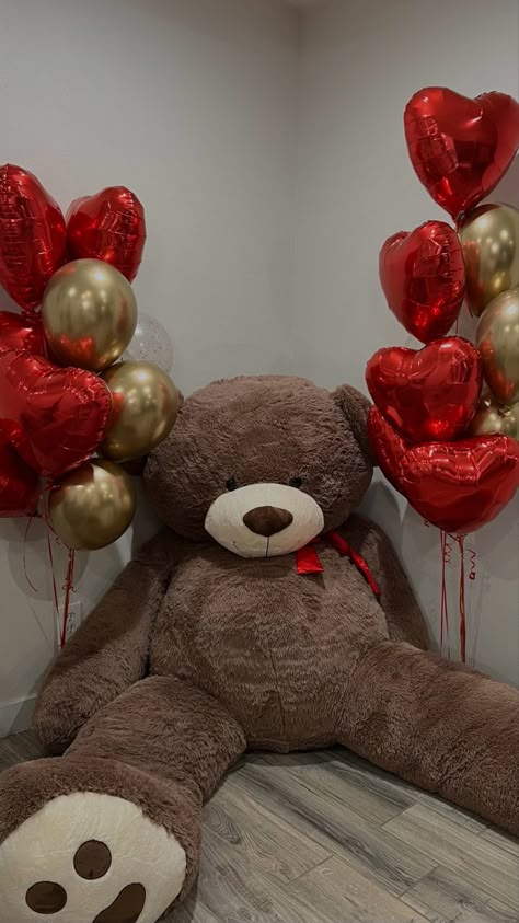 Giant Teddy Bear And Roses, Art Student Aesthetic, Happy Birthday 22, Cute Anniversary Gifts, Chocolate Covered Strawberries Bouquet, Flower Gift Ideas, Boquette Flowers, Relationship Gifts, Popsicle Stick Crafts