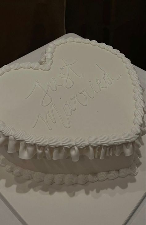 White Vintage Heart Cake, Starcrossed Lovers, Wedding Cake Modern, Just Married Cake, Married Cake, Tory Vega, Bride Aesthetic, Future Wedding Plans, Wedding Cake Inspiration