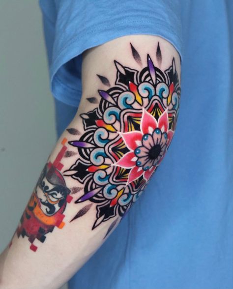 Traditional Tattoo Flowers, Geometric Sleeve Tattoo, Shiva Tattoo Design, Traditional Tattoo Sleeve, Wrist Tattoos For Guys, Elbow Tattoos, Tatuaje A Color, Incredible Tattoos, Traditional Tattoo Art