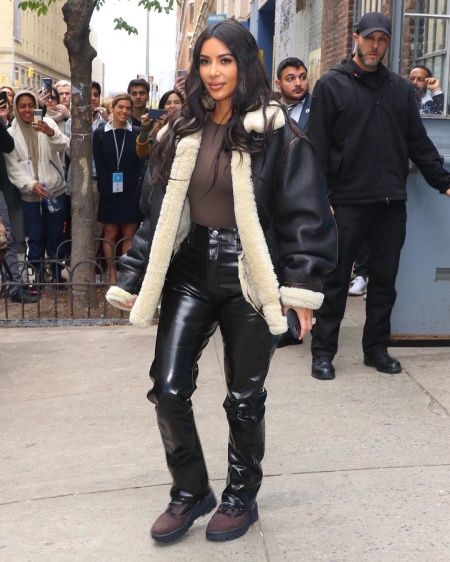 Kardashian Winter Style, Estilo Kim Kardashian, Kim Kardashian Outfits, Kardashian Outfit, Kim Kardashian West, Yeezy Sneakers, Kim Kardashian Style, Jenner Outfits, Kardashian Style