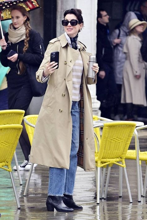 Anne Hathaway Wore the Classic Outfit Every French Girl Owns | Who What Wear Anne Hathaway Style, Parisian Outfit, French Street Fashion, Classic Outfit, Trench Coat Style, Burberry Trench Coat, On A Rainy Day, French Women, Versatile Outfits