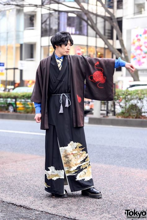 Japanese Kimono, Necktie & Dr. Martens Street Style in Harajuku, Tokyo Modern Kimono Fashion, Kimono Street Style, Japan Street Fashion, Japanese Kimono Fashion, Kimono Modern, Mode Harajuku, Fashion Kimono, Harajuku Japan, Modern Kimono