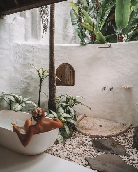 Bali Garden, Outdoor Bathtub, Outdoor Bathroom Design, Outdoor Baths, Bali House, Outdoor Bath, Outdoor Stone, Stone Bath, Cob House