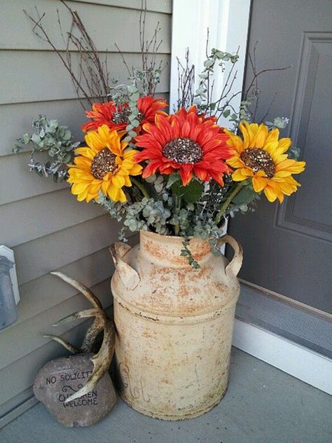 Farmhouse Front Porch Decorating, Antique Milk Can, Fall Front Porch Decor Ideas, Porch Design Ideas, Spring Porch Decor, Vintage Porch, Rustic Porch, Farmhouse Front Porches, Fall Front Porch Decor