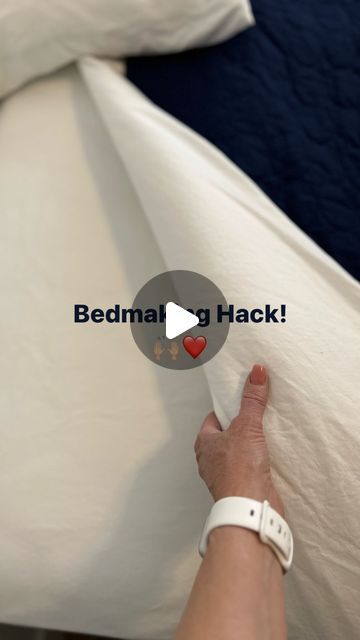 Cute Ways To Make Your Bed In The Corner, Bed Making Ideas Tutorials, How To Put On A Duvet Cover Easy, How To Make Bed Look Cozy, Duvet Cover Trick, Cute Ways To Make Your Bed, How To Make A Bed Like A Hotel, How To Make Your Bed, How To Make Your Bed Comfy