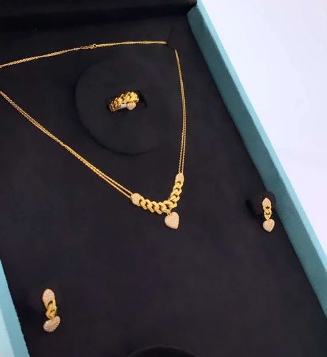 Gold Set Design 2024, Kitty Set Gold Jewellery Design, Gold Set Design, Unique Gold Jewelry Designs, Gold Jewels Design, Black Beads Mangalsutra Design, New Gold Jewellery Designs, Fancy Jewelry Necklace, Pretty Jewelry Necklaces