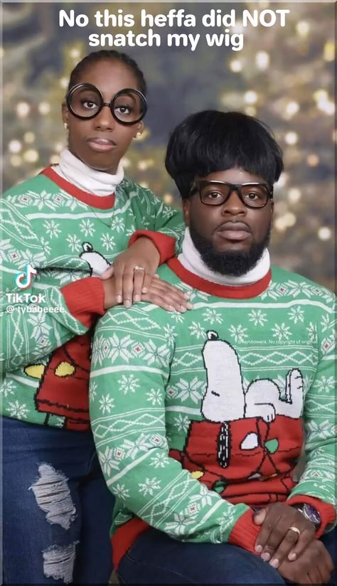 Awkward Family Photos Christmas, Funny Couple Photos, Awkward Family Portraits, Funny Family Christmas Photos, Awkward Family Christmas, Funny Photoshoot Ideas, Christmas Instagram Pictures, Sibling Photo Shoots, Christmas Couple Photos