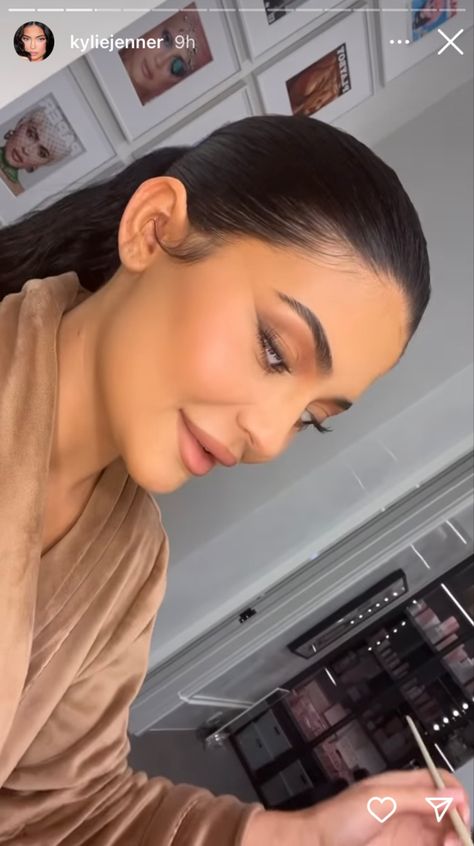 Eyeshadow eyebrows eye makeup ponytail skims bathrobe Kylie Jenner Nose, Makeup Look Glam, Kylie Cosmetics Store, Kylie Jenner Lips, Blush Eyeshadow, Kylie J, Her Makeup, King Kylie, Full Face Makeup