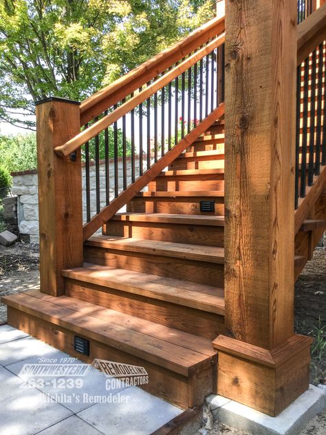 Exterior Stair Railing Wood, Small Deck With Stairs, Porch Stair Railing Ideas, Exterior Stairs Design, Stair Guardrail, Railings For Steps, Stairs Handrail, Rv Deck, Exterior Stair Railing