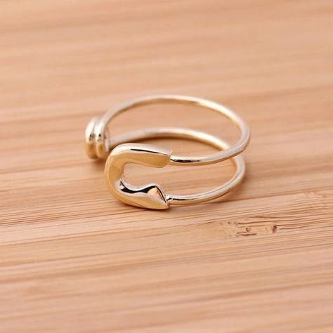 Cincin Diy, Safety Pin Jewelry, Diy Ring, Bijoux Fil Aluminium, Safety Pins, Cuff Rings, Diy Rings, Funky Jewelry, Pin Jewelry