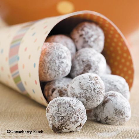 Gooseberry Patch Recipes: Christmas Crinkle Cookies from Get-Togethers with Gooseberry Patch Cookbook Christmas Crinkle Cookies, Cookie Balls Recipe, Polish Cookies, Polish Desserts, Cookie Balls, Polish Traditions, Gooseberry Patch, Polish Christmas, Cookie Ball