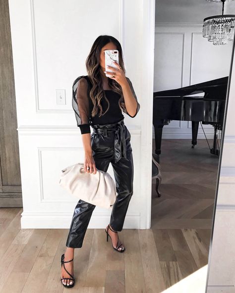 Saturday Night Maria Vizuete, Date Night Outfit Classy, Mia Mia Mine, Casual Date Night Outfit, Dinner Date Outfits, Vinyl Leggings, Leather Trend, Mia Mia, Leather Pants Outfit