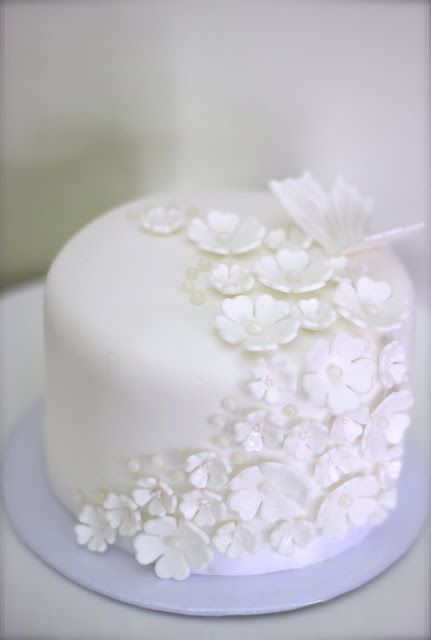 white flower cake Cake With Fondant Flowers, White Fondant Cake, White Flower Cake, White Fondant, Cake Design Inspiration, Cake With Fondant, Art Cakes, Cake Bridal, 60th Birthday Cakes