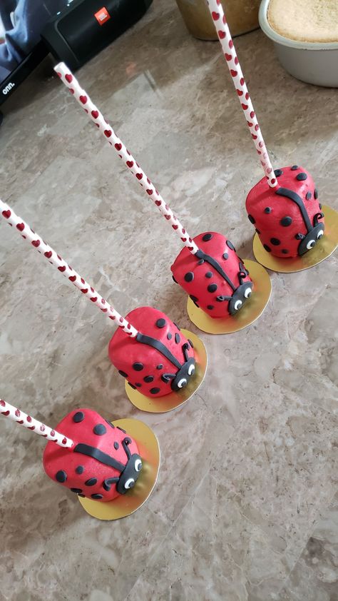 Ladybug marshmallows Miraculous Ladybug Treats, Miraculous Ladybug Cake Pops, Ladybug Oreos, Ladybug Cakepops, Ladybug Treats, Ladybug Pretzels, Ladybug Food, Bug Cake Pops, Ladybug Cake Pops