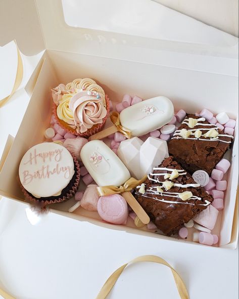 Cake Box Gift Ideas, Dessert Treat Boxes Ideas, Sweet Treats Box Gift Ideas, Dessert Boxes Ideas, Birthday Dessert Box Ideas, Sweet Treat Boxes, Cake Pop Treat Boxes, Dessert Boxes Gift, Cake Treat Boxes Ideas