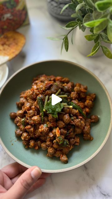 Ravali Pratapa 👩🏻‍🍳 on Instagram: "Dry chana masala recipe! ♥️

Soak chana over night, pressure cook by adding tea bags and salt until 3 whistles. 
Heat a pan add oil, cumin seeds, bay leaves, cloves, chopped onions, ginger garlic paste, chopped tomatoes, tomato paste, paste of cumin powder, coriander powder, chana masala, turmeric powder, chilli powder, and salt. Then add boiled channa. Lastly add green chillies, fresh ginger and cilantro. Serve with hot rotis! 

#chanamasala #chana #kalachana #Veganrecipes #veganmeals #vegetarian #vegetarianrecipes #quickrecipes #EasyRecipes #masala #indianrecipes #IndianFood #craveitmakeiteatit" Dry Chana Masala Recipe, Channa Recipe, Chana Masala Recipe, Ginger Garlic Paste, Cumin Seeds, Turmeric Powder, Over Night, Masala Recipe, Coriander Powder