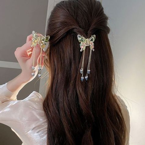 قلادات متدلية, Hair Acessories, Fotografi Vintage, Fandom Fashion, Head Pieces, Simple Accessories, Peinados Fáciles Para Cabello Corto, Wardrobe Accessories, Butterfly Hair Clip