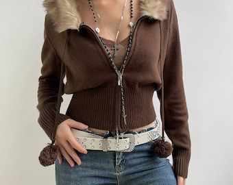 Y2k Sweater Zip Up, 90s Zip Up Hoodie, 2000 Winter Outfits, Real 2000s Fashion, Early 2000s Grunge, Fur Trim Cardigan, 90s Cardigan, Winter Mode Outfits, Slim Cardigan