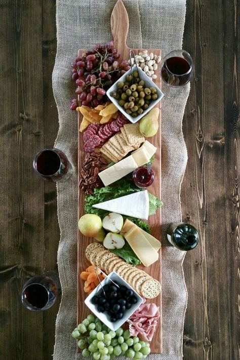 Wooden Serving Platters, Cheese And Crackers, Charcuterie And Cheese Board, God Mat, Snacks Für Party, Cheese Platters, Idee Pasto Sano, Food Platters, Buffet Table