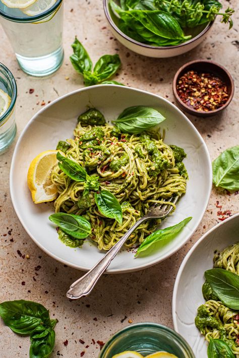 Super Green Pasta, Green Pasta Sauce, Zucchini Dinner, Basil Pesto Pasta, Salad Appetizer Cups, Green Pasta, Mediterranean Pasta, Meatless Dinner, Zucchini Pasta