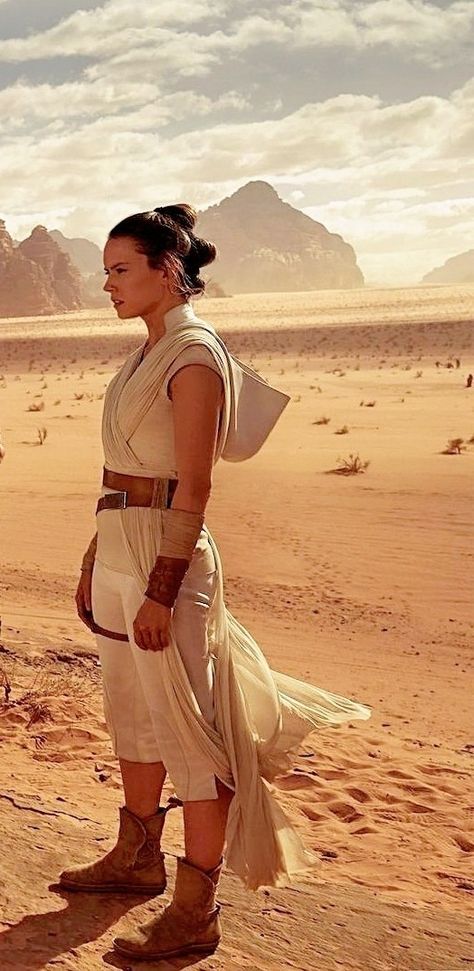 Rey Rise Of Skywalker Costume, Rey The Rise Of Skywalker, Rey Rise Of Skywalker, Catwalk 2023, Rey From Star Wars, Light Warrior, Rey Palpatine, Finn Star Wars, Daisy Ridley Star Wars