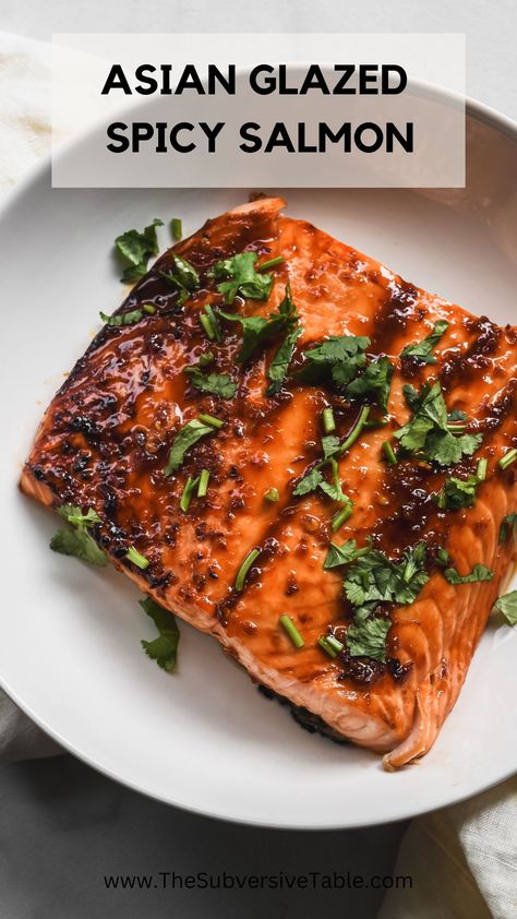 A simple and quick dinner recipe that can be put on the table in 15 minutes: Asian Glazed Spicy Salmon! Spice up your dinnertime rut with only 4 ingredients and heart-healthy, good-for-you salmon. Moist, flaky salmon that's FULL of exciting, spicy-sweet flavor! YUM! Asian Glazed Salmon, Spicy Salmon Recipes, Dinner Asian, Asian Ingredients, Salmon Soy Sauce, Broiled Salmon, Spicy Salmon, Fast Dinners, Glazed Salmon