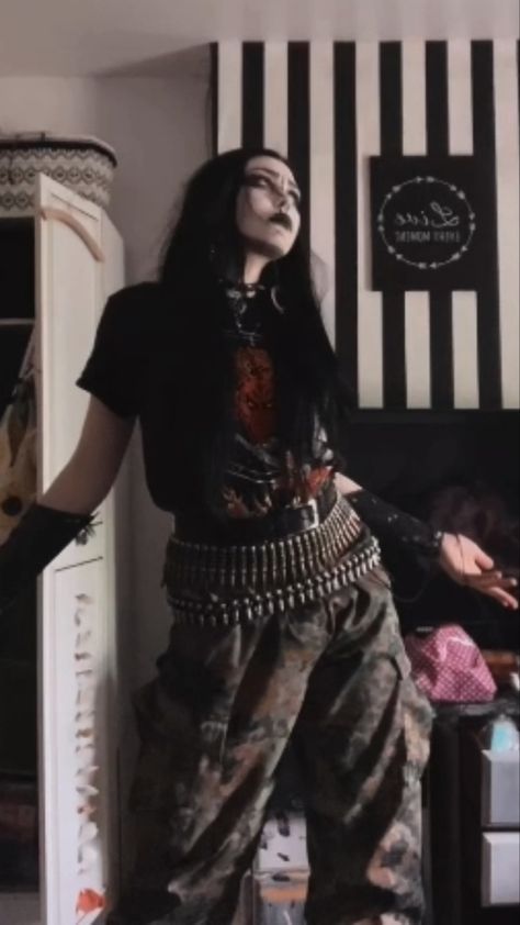 Metalhead Goth Outfit, Female Metalhead Outfit, Metal Girl Aesthetic, Numetal Aesthetic Outfits, Black Metal Outfit, Metalhead Style, Metalhead Girl Outfits, Metal Outfits, Metal Girl Outfit