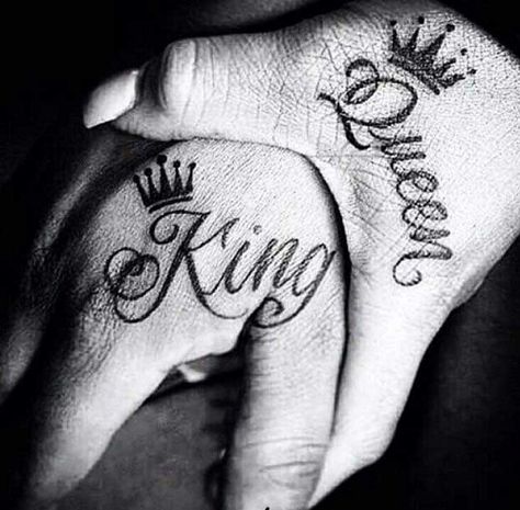 Queen Tattoos, King Queen Tattoo, Hai Tattoo, Queen Tattoo Designs, Queen Crown Tattoo, Tattoo Main, Infinity Couple Tattoos, Couple Tattoos Love, King And Queen Crowns